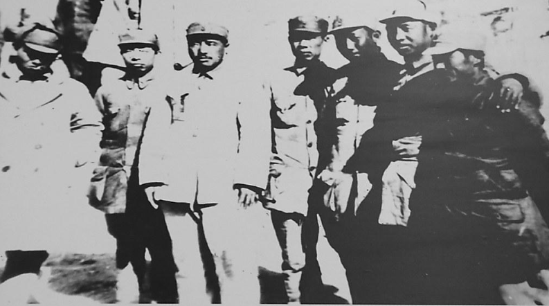 1941年春,贺龙,关向应,彭真,林枫,周士第等人在兴县冯家庄合影